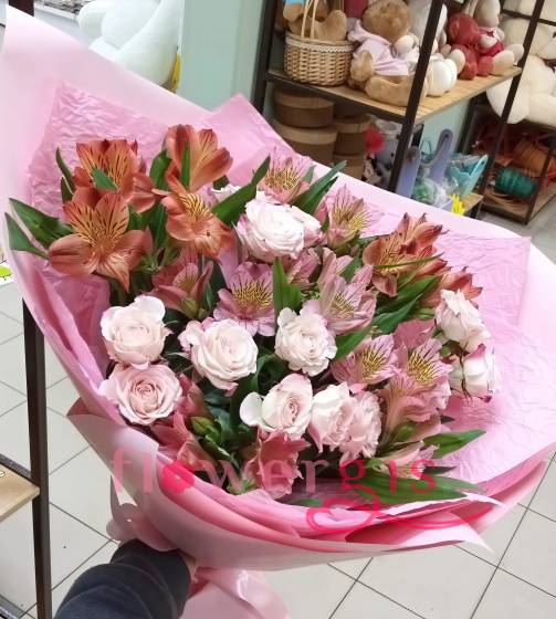 Букет «Тепло» с розовыми розами и альстромериями